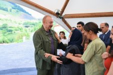 Prezident İlham Əliyev Şuşanın Kiçik Qaladərəsi kəndində görülən işlərlə tanış olub və kəndə qayıdan sakinlərlə görüşüb (FOTO)