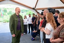 Prezident İlham Əliyev Şuşanın Kiçik Qaladərəsi kəndində görülən işlərlə tanış olub və kəndə qayıdan sakinlərlə görüşüb (FOTO)