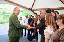 Prezident İlham Əliyev Şuşanın Kiçik Qaladərəsi kəndində görülən işlərlə tanış olub və kəndə qayıdan sakinlərlə görüşüb (FOTO)