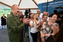 Prezident İlham Əliyev Şuşanın Kiçik Qaladərəsi kəndində görülən işlərlə tanış olub və kəndə qayıdan sakinlərlə görüşüb (FOTO)
