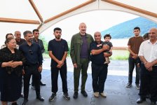 Prezident İlham Əliyev Şuşanın Kiçik Qaladərəsi kəndində görülən işlərlə tanış olub və kəndə qayıdan sakinlərlə görüşüb (FOTO)