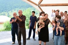 Prezident İlham Əliyev Şuşanın Kiçik Qaladərəsi kəndində görülən işlərlə tanış olub və kəndə qayıdan sakinlərlə görüşüb (FOTO)