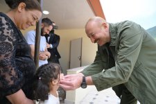Prezident İlham Əliyev Şuşanın Kiçik Qaladərəsi kəndində görülən işlərlə tanış olub və kəndə qayıdan sakinlərlə görüşüb (FOTO)