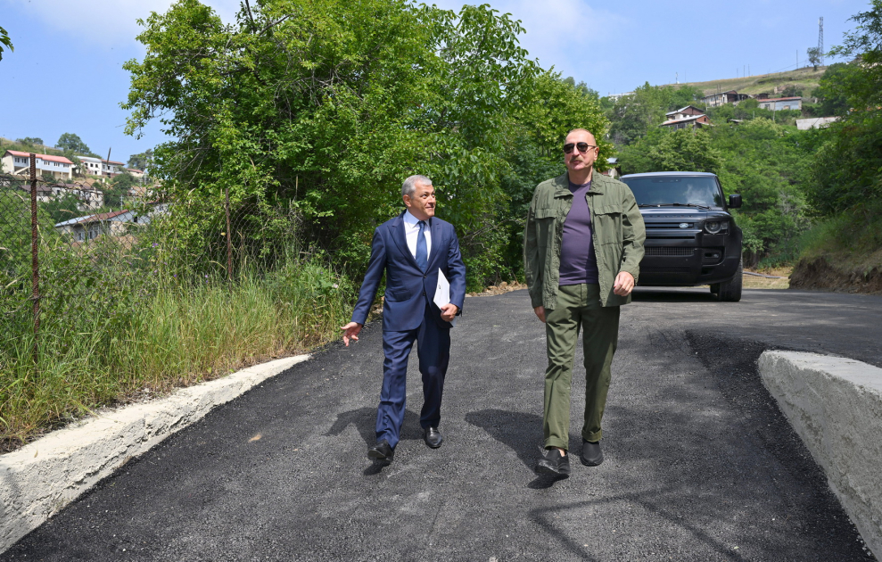 Prezident İlham Əliyev Şuşanın Kiçik Qaladərəsi kəndində görülən işlərlə tanış olub və kəndə qayıdan sakinlərlə görüşüb (FOTO)