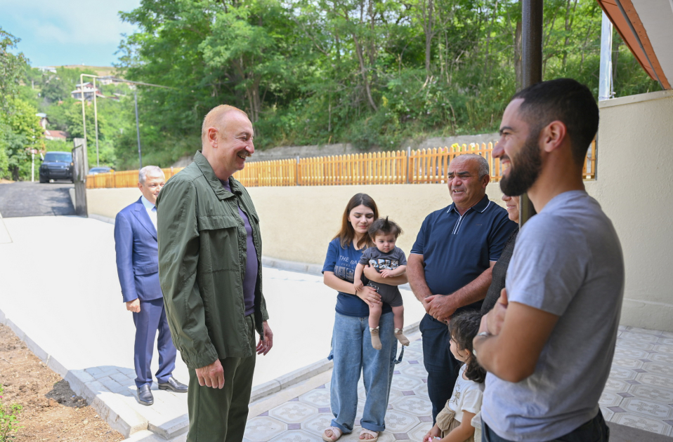 Prezident İlham Əliyev Şuşanın Kiçik Qaladərəsi kəndində görülən işlərlə tanış olub və kəndə qayıdan sakinlərlə görüşüb (FOTO)