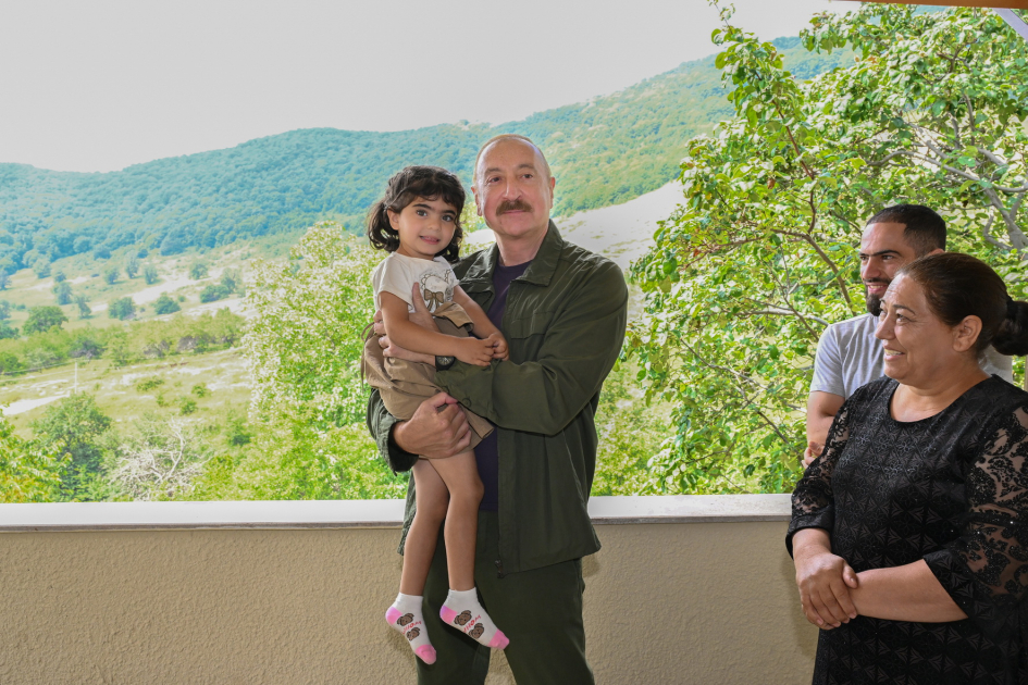 Prezident İlham Əliyev Şuşanın Kiçik Qaladərəsi kəndində görülən işlərlə tanış olub və kəndə qayıdan sakinlərlə görüşüb (FOTO)