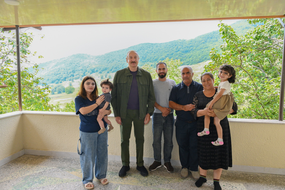Prezident İlham Əliyev Şuşanın Kiçik Qaladərəsi kəndində görülən işlərlə tanış olub və kəndə qayıdan sakinlərlə görüşüb (FOTO)