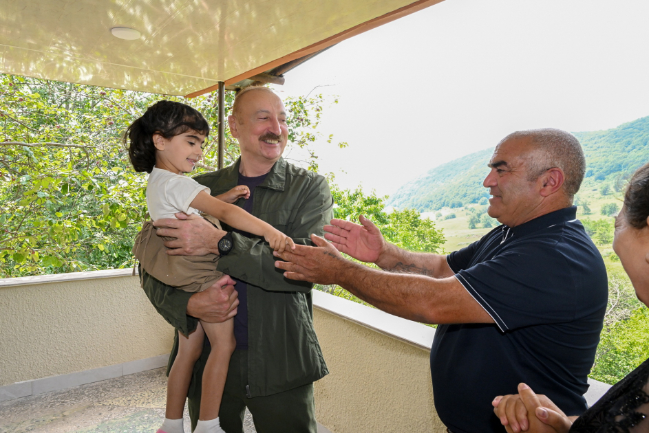 Prezident İlham Əliyev Şuşanın Kiçik Qaladərəsi kəndində görülən işlərlə tanış olub və kəndə qayıdan sakinlərlə görüşüb (FOTO)