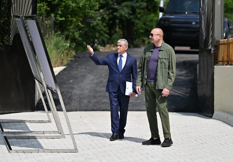Prezident İlham Əliyev Şuşanın Kiçik Qaladərəsi kəndində görülən işlərlə tanış olub və kəndə qayıdan sakinlərlə görüşüb (FOTO)
