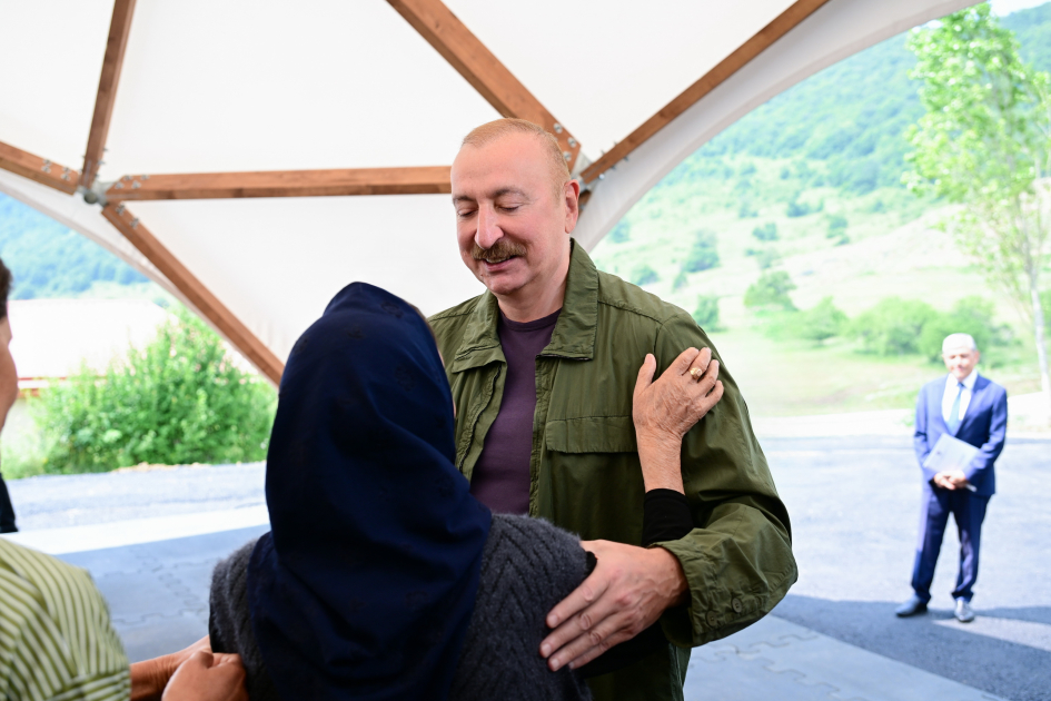 Prezident İlham Əliyev Şuşanın Kiçik Qaladərəsi kəndində görülən işlərlə tanış olub və kəndə qayıdan sakinlərlə görüşüb (FOTO)