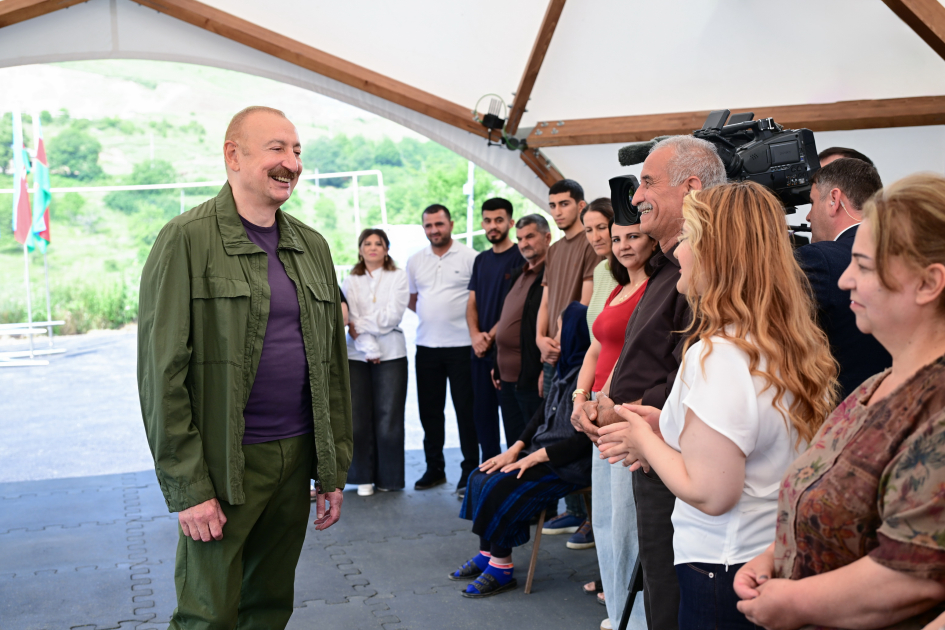 Prezident İlham Əliyev Şuşanın Kiçik Qaladərəsi kəndində görülən işlərlə tanış olub və kəndə qayıdan sakinlərlə görüşüb (FOTO)
