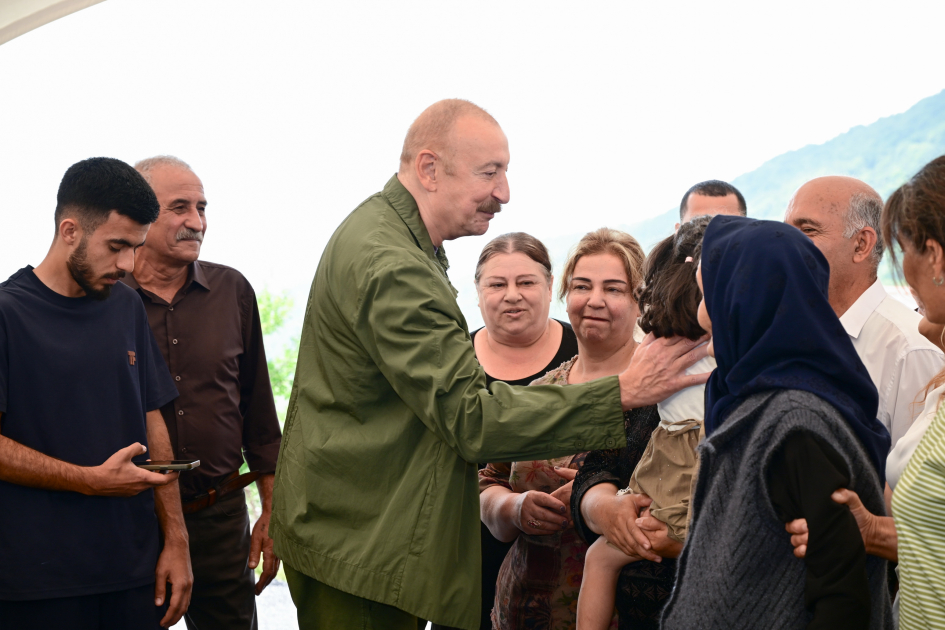 Prezident İlham Əliyev Şuşanın Kiçik Qaladərəsi kəndində görülən işlərlə tanış olub və kəndə qayıdan sakinlərlə görüşüb (FOTO)