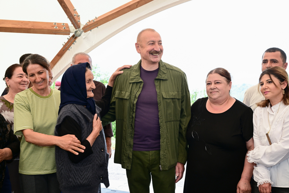 Prezident İlham Əliyev Şuşanın Kiçik Qaladərəsi kəndində görülən işlərlə tanış olub və kəndə qayıdan sakinlərlə görüşüb (FOTO)