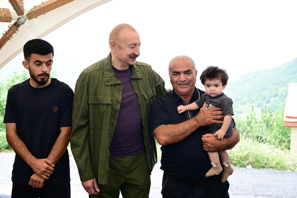 Prezident İlham Əliyev Şuşanın Kiçik Qaladərəsi kəndində görülən işlərlə tanış olub və kəndə qayıdan sakinlərlə görüşüb (FOTO)