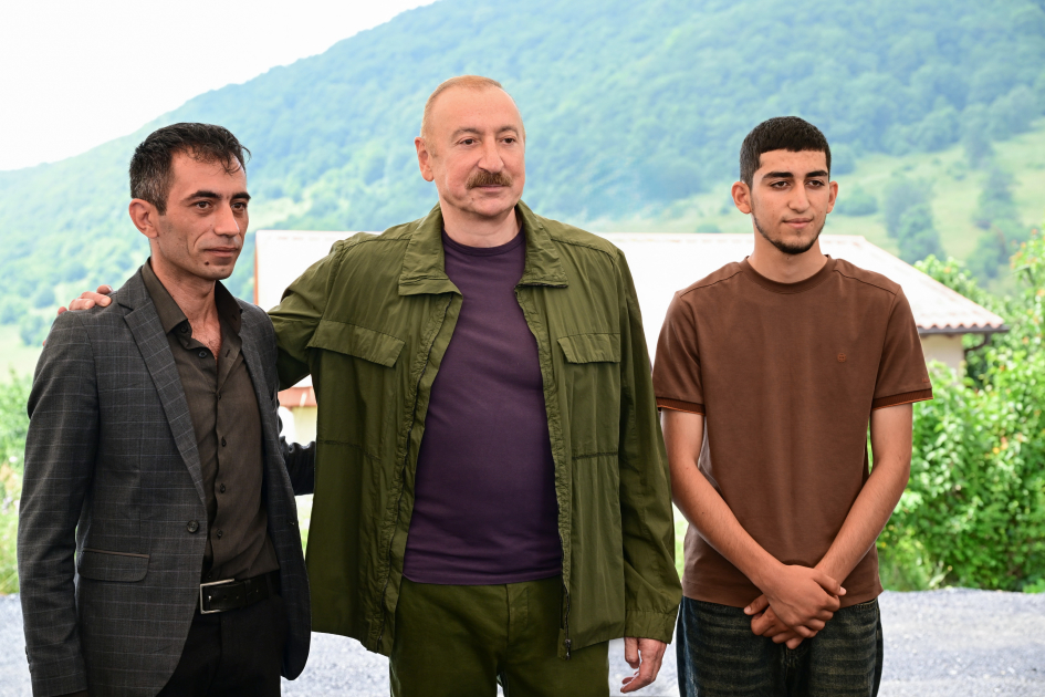 Prezident İlham Əliyev Şuşanın Kiçik Qaladərəsi kəndində görülən işlərlə tanış olub və kəndə qayıdan sakinlərlə görüşüb (FOTO)