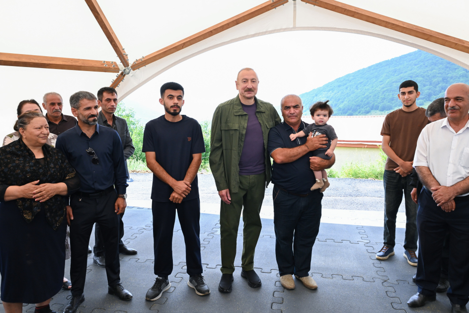 Prezident İlham Əliyev Şuşanın Kiçik Qaladərəsi kəndində görülən işlərlə tanış olub və kəndə qayıdan sakinlərlə görüşüb (FOTO)