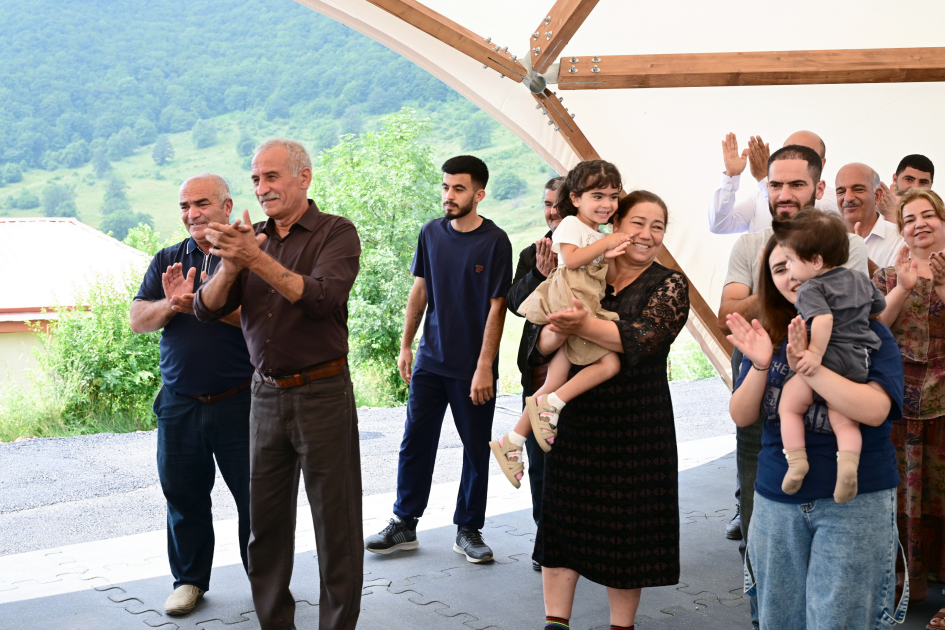 Prezident İlham Əliyev Şuşanın Kiçik Qaladərəsi kəndində görülən işlərlə tanış olub və kəndə qayıdan sakinlərlə görüşüb (FOTO)