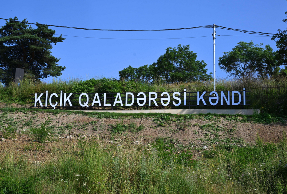 Prezident İlham Əliyev Şuşanın Kiçik Qaladərəsi kəndində görülən işlərlə tanış olub və kəndə qayıdan sakinlərlə görüşüb (FOTO)