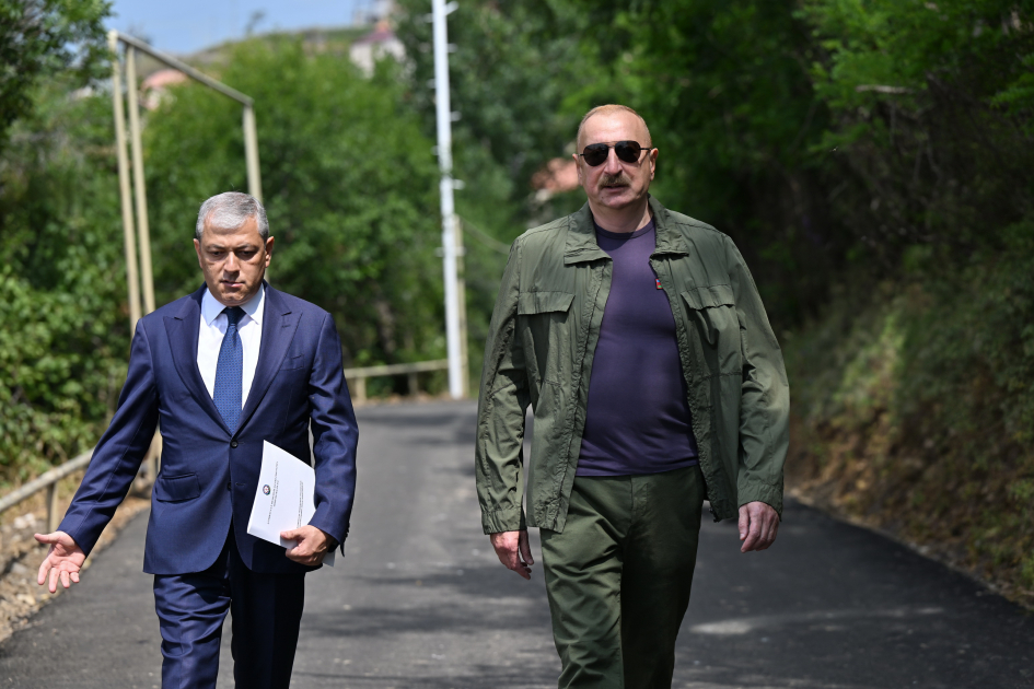 Prezident İlham Əliyev Şuşanın Kiçik Qaladərəsi kəndində görülən işlərlə tanış olub və kəndə qayıdan sakinlərlə görüşüb (FOTO)