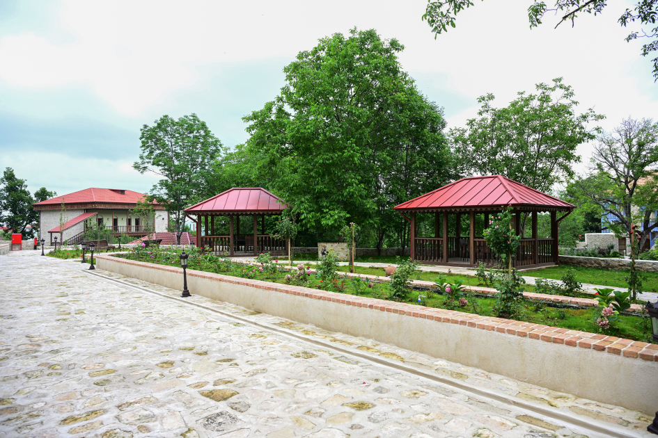 Prezident İlham Əliyev Şuşada “Yasəmən” hotelinin yeni korpusları ilə tanış olub (FOTO)