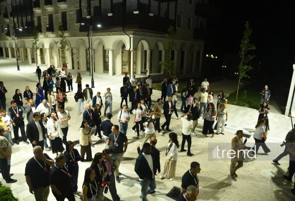 Şuşa Qlobal Media Forumunun iştirakçıları Şuşanın Qarabağ küçəsi ilə gəzintidə olublar (FOTO)