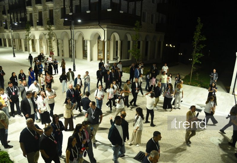 Şuşa Qlobal Media Forumunun iştirakçıları Şuşanın Qarabağ küçəsi ilə gəzintidə olublar (FOTO)