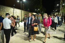 Şuşa Qlobal Media Forumunun iştirakçıları Şuşanın Qarabağ küçəsi ilə gəzintidə olublar (FOTO)