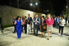 Şuşa Qlobal Media Forumunun iştirakçıları Şuşanın Qarabağ küçəsi ilə gəzintidə olublar (FOTO)