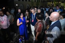 Şuşa Qlobal Media Forumunun iştirakçıları Şuşanın Qarabağ küçəsi ilə gəzintidə olublar (FOTO)