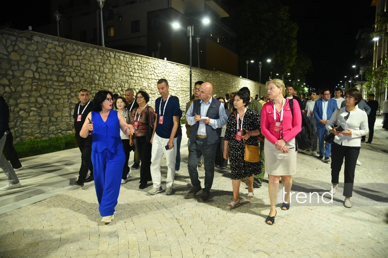 Şuşa Qlobal Media Forumunun iştirakçıları Şuşanın Qarabağ küçəsi ilə gəzintidə olublar (FOTO)