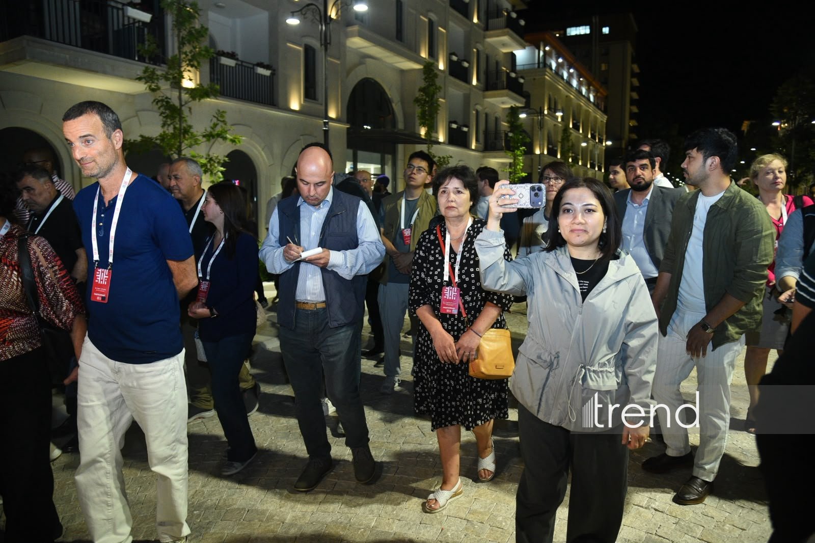 Şuşa Qlobal Media Forumunun iştirakçıları Şuşanın Qarabağ küçəsi ilə gəzintidə olublar (FOTO)