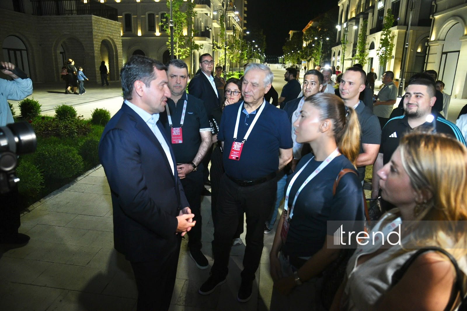 Şuşa Qlobal Media Forumunun iştirakçıları Şuşanın Qarabağ küçəsi ilə gəzintidə olublar (FOTO)