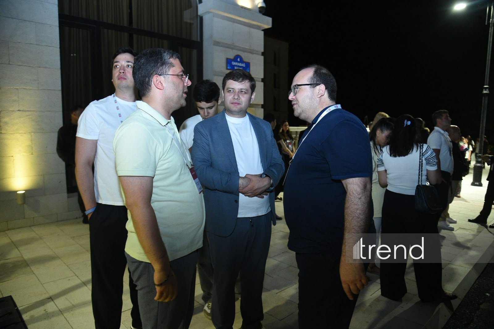Şuşa Qlobal Media Forumunun iştirakçıları Şuşanın Qarabağ küçəsi ilə gəzintidə olublar (FOTO)