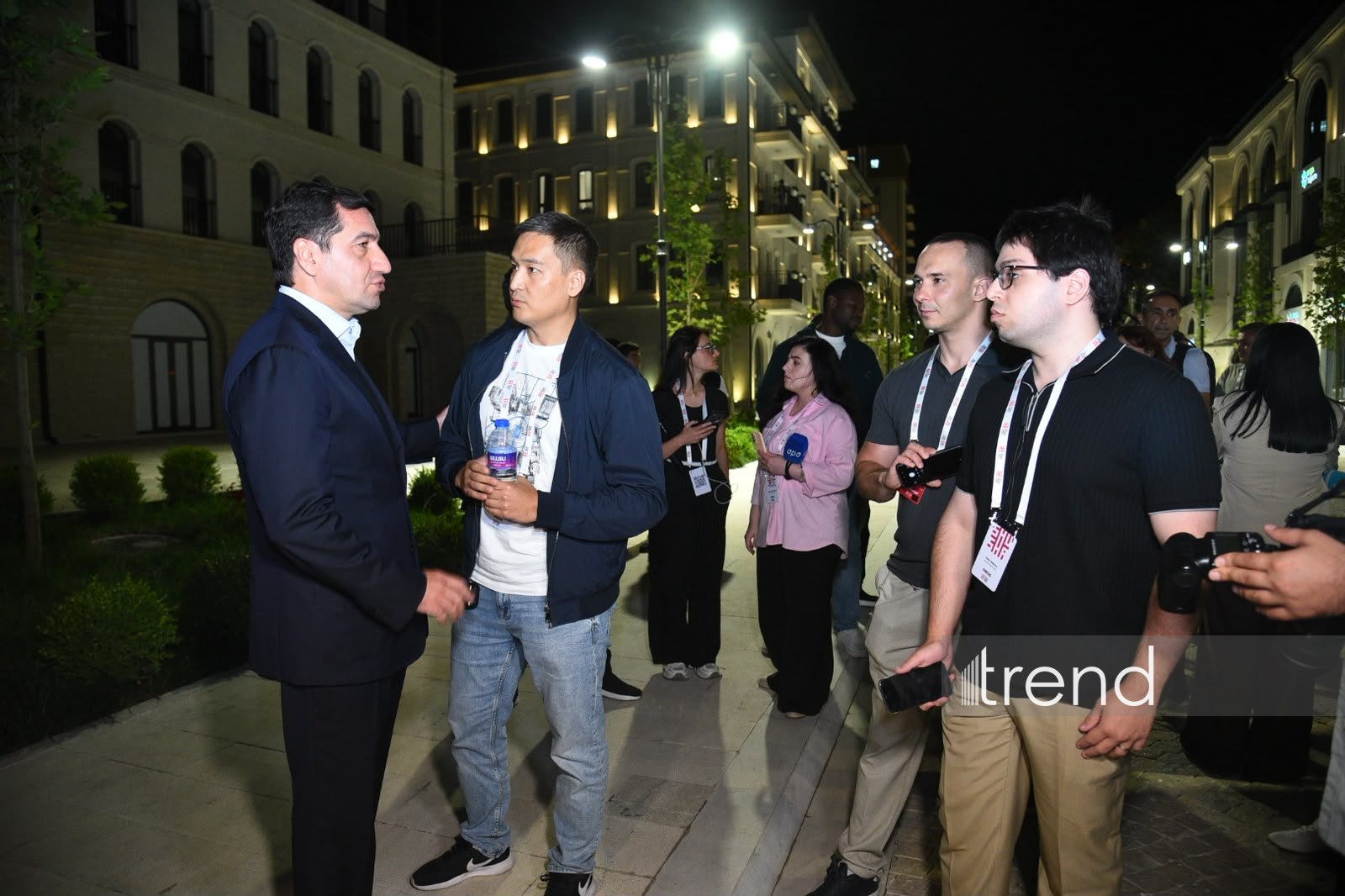 Şuşa Qlobal Media Forumunun iştirakçıları Şuşanın Qarabağ küçəsi ilə gəzintidə olublar (FOTO)