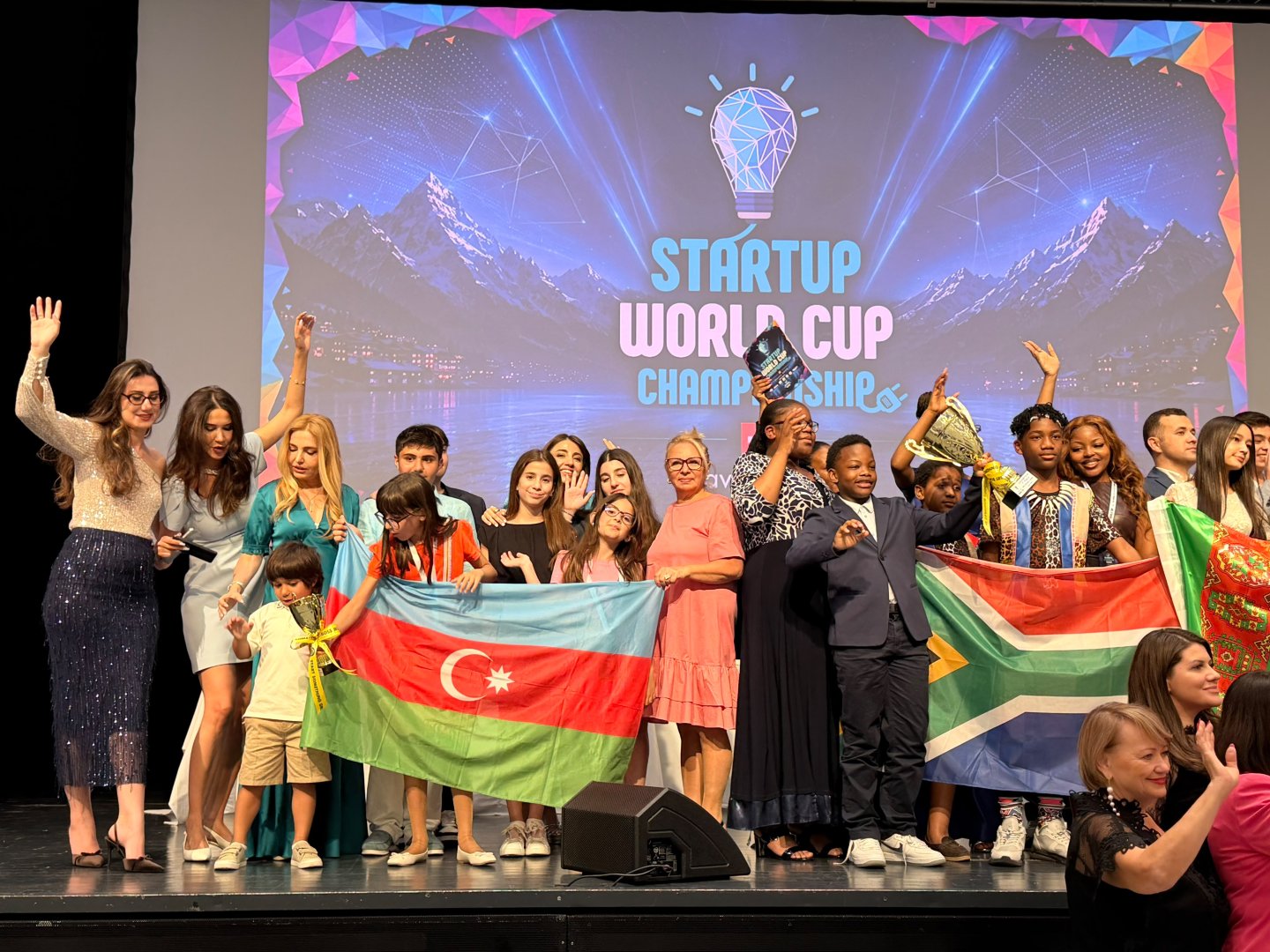 MiniBoss Baku tələbələri Davosda keçirilən Startaplar üzrə dünya Çempionatında iki beynəlxalq mükafata layiq görüldülər (FOTO)