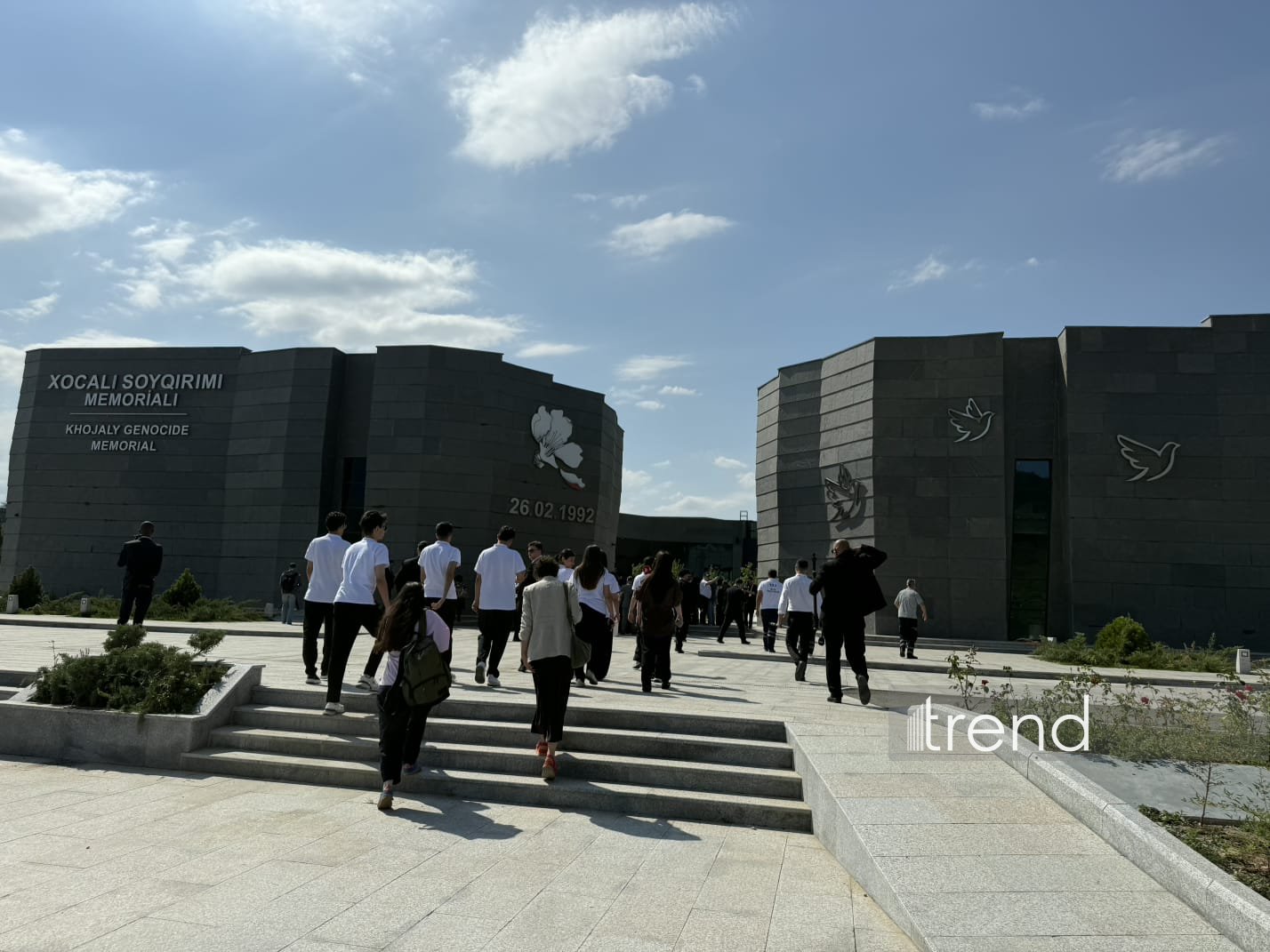 IV Şuşa Qlobal Media Forumunun iştirakçıları Xocalı Soyqırımı Memorialını ziyarət ediblər (FOTO)