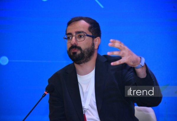Süni intellekt jurnalistikada insanın yaradıcı yanaşmasını əvəz etməyəcək - Fərid Pərdəşünas