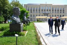 Prezident İlham Əliyev və Slovakiya Prezidenti Peter Pelleqrini Şuşada Azərbaycanın tanınmış şəxsiyyətlərinin işğal dövründə güllələnmiş büstlərinə baxıblar (FOTO/VİDEO)