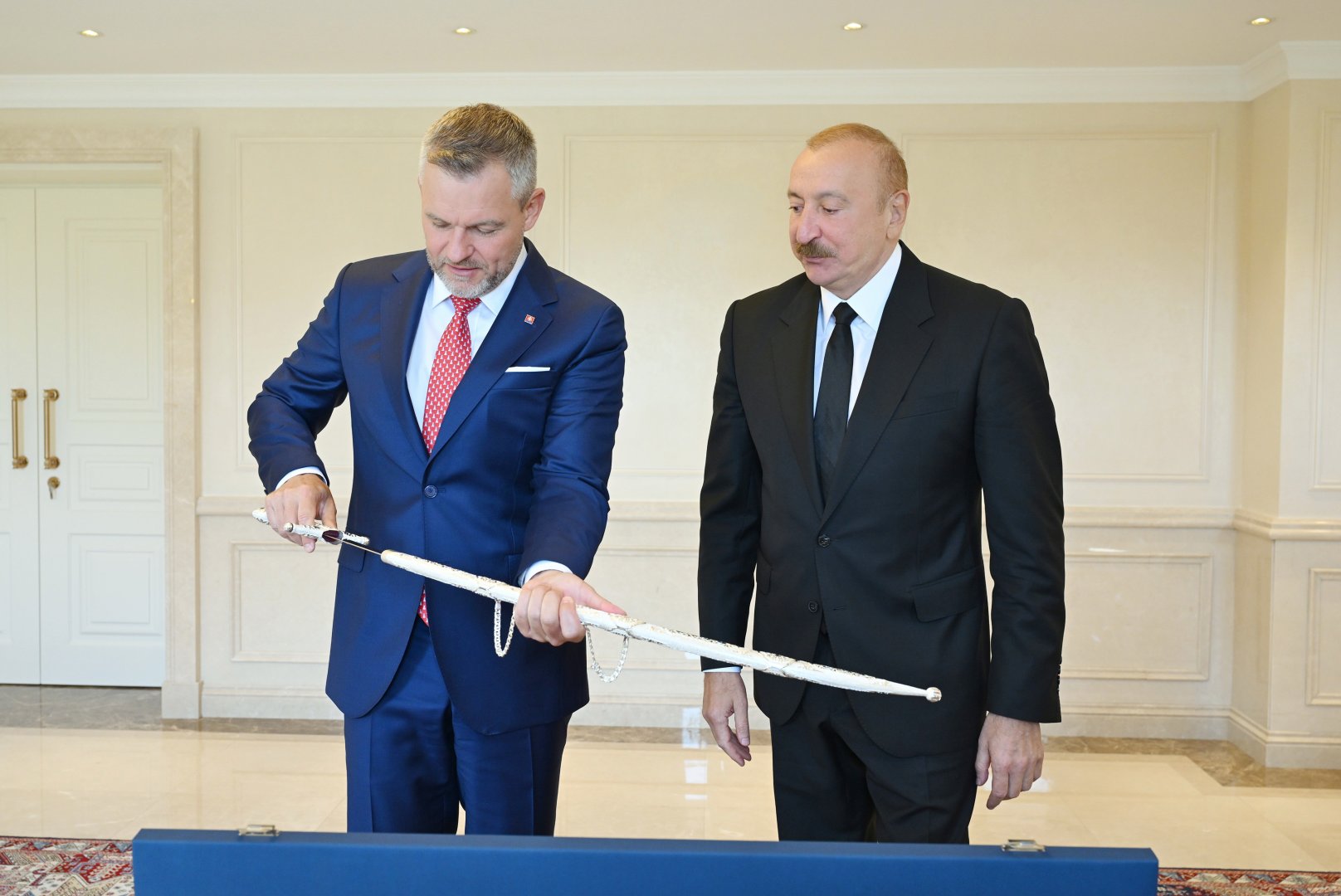 Prezident İlham Əliyev və Peter Pelleqrini bir-birinə xatirə hədiyyələri təqdim ediblər (FOTO/VİDEO)
