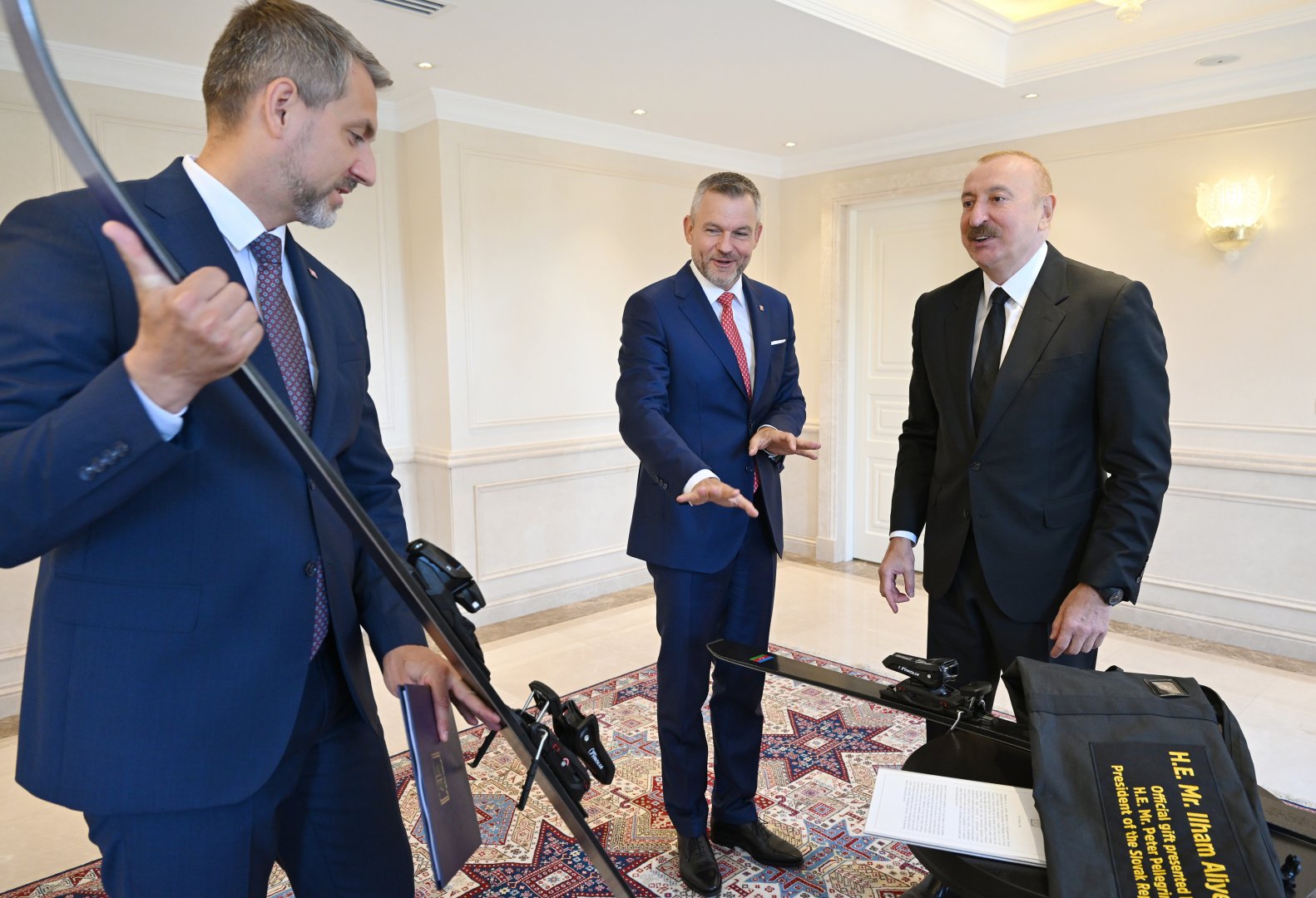Prezident İlham Əliyev və Peter Pelleqrini bir-birinə xatirə hədiyyələri təqdim ediblər (FOTO/VİDEO)