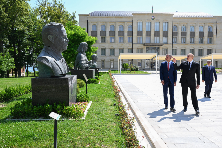 Prezident İlham Əliyev və Slovakiya Prezidenti Peter Pelleqrini Şuşada Azərbaycanın tanınmış şəxsiyyətlərinin işğal dövründə güllələnmiş büstlərinə baxıblar (FOTO/VİDEO)