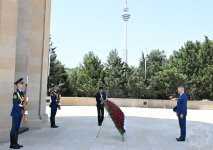 Slovakiya Prezidenti Bakıda şəhidlərin xatirəsini anıb (FOTO)