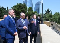 Slovakiya Prezidenti Bakıda şəhidlərin xatirəsini anıb (FOTO)