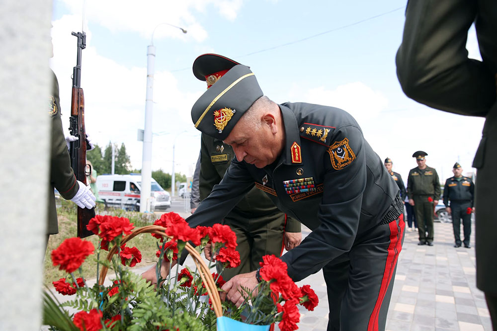Kərim Vəliyev Belarusda bir sıra hərbi obyektlərdə olub (FOTO)
