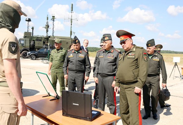 Kərim Vəliyev Belarusda bir sıra hərbi obyektlərdə olub (FOTO)