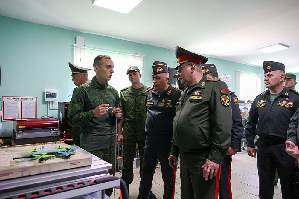 Kərim Vəliyev Belarusda bir sıra hərbi obyektlərdə olub (FOTO)