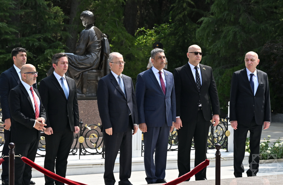 Fələstin dövlətinin Baş naziri Fəxri xiyabanı ziyarət edib (FOTO)