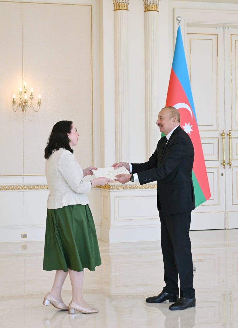 Prezident İlham Əliyev İrlandiyanın Azərbaycanda yeni təyin olunmuş səfirinin etimadnaməsini qəbul edib (FOTO)