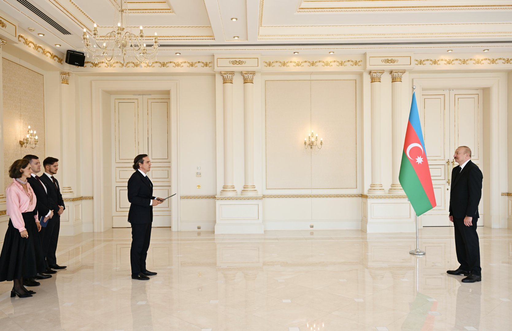 Prezident İlham Əliyev Braziliyanın Azərbaycanda yeni təyin olunmuş səfirinin etimadnaməsini qəbul edib (FOTO)
