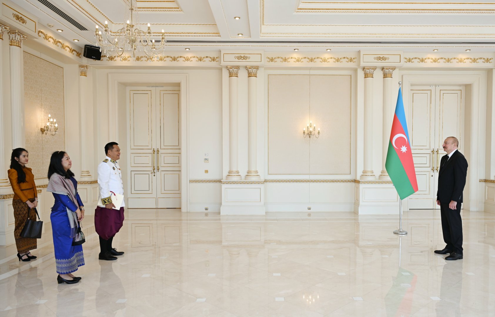 Prezident İlham Əliyev Kambocanın Azərbaycanda yeni təyin olunmuş səfirinin etimadnaməsini qəbul edib (FOTO/VİDEO)